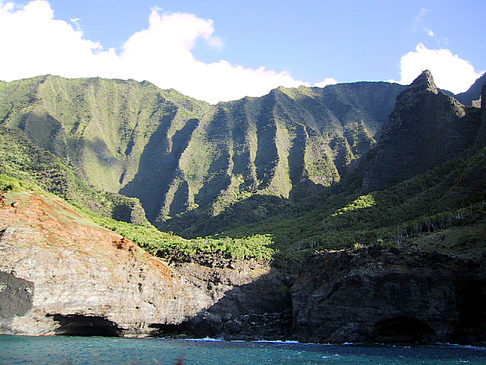 Höhlen in der Steilküste - Hawaii